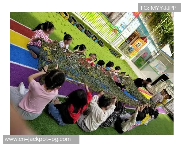 操场上的足球盛宴：孩子们的欢声笑语与精彩瞬间